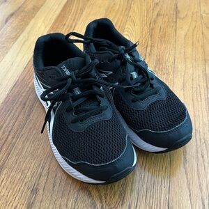 ASICS Kids Contend 7 shoes, size 5 1/2, black and white